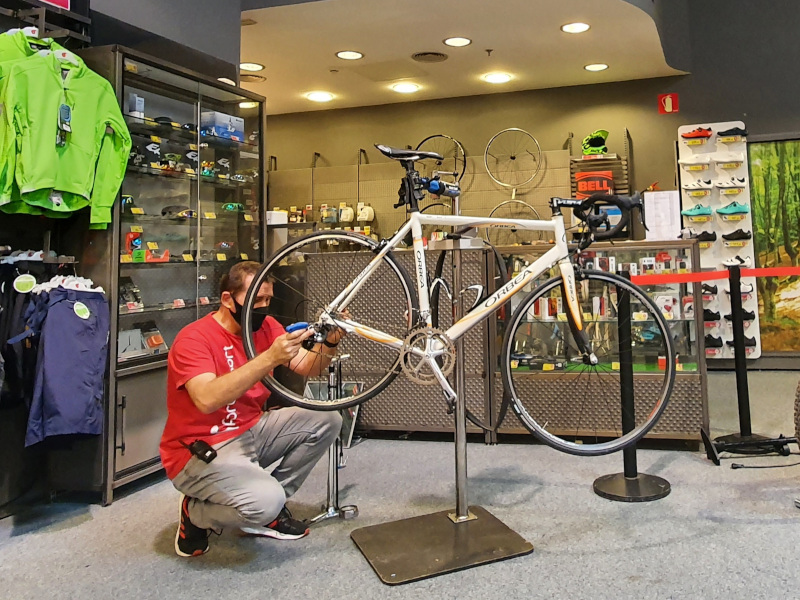 Lubricante húmedo a base acéites sintéticos para cadenas de bicicletas.