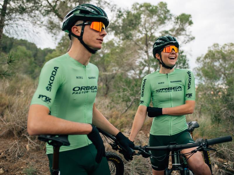 Las gafas de ciclismo ¿por dentro o fuera de las cintas del casco?