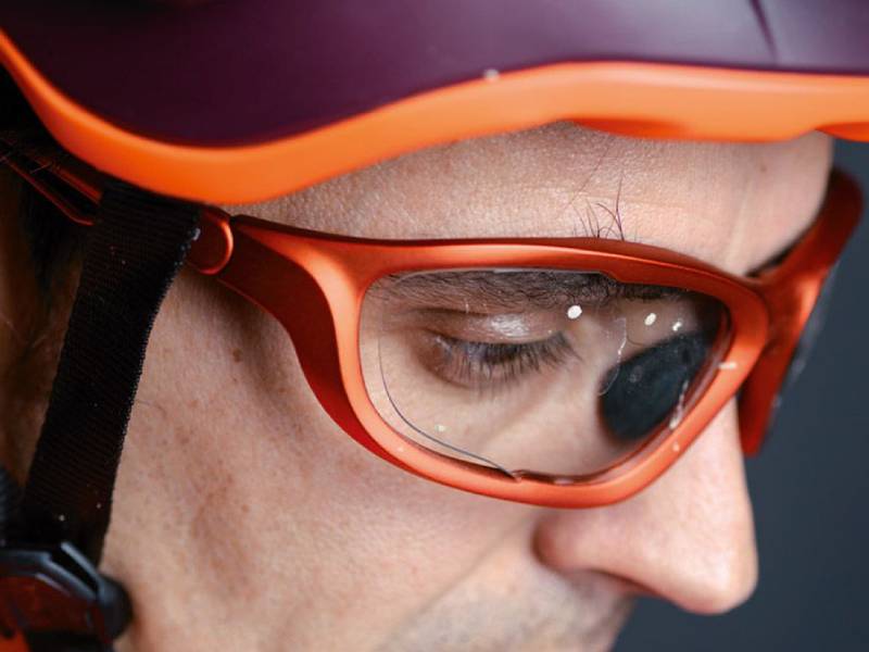 Las gafas de ciclismo ¿por dentro o fuera de las cintas del casco