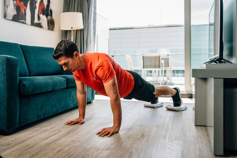 entrenar y limpiar la casa a la vez