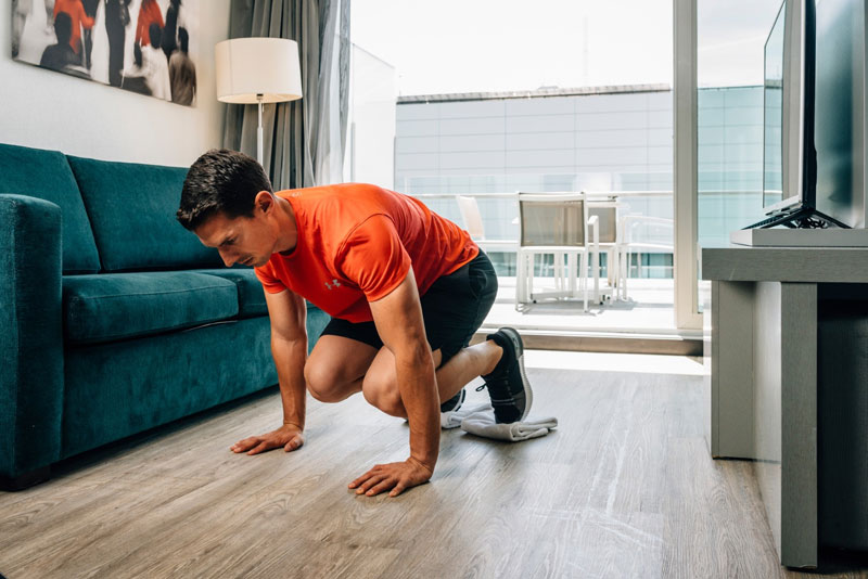 entrenar y limpiar la casa a la vez