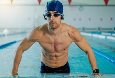 Trabajar el abdomen en la piscina