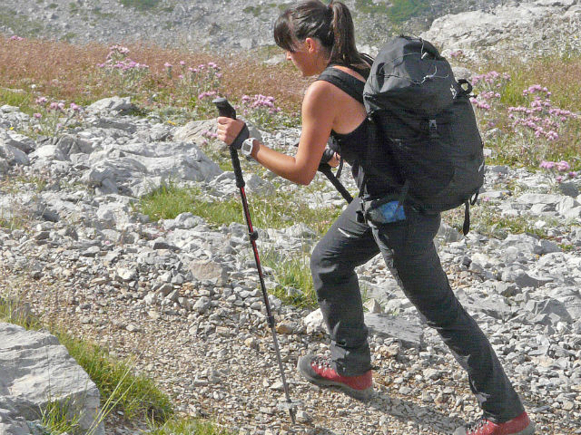 Por qué usar bastones de trekking en tus rutas de senderismo