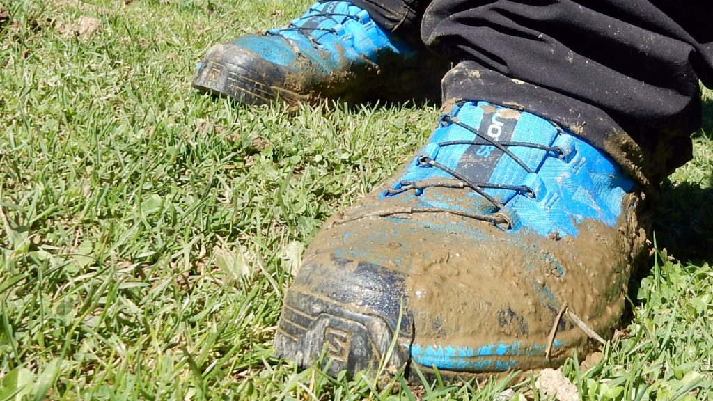 Botas impermeables de senderismo en montaña negras para