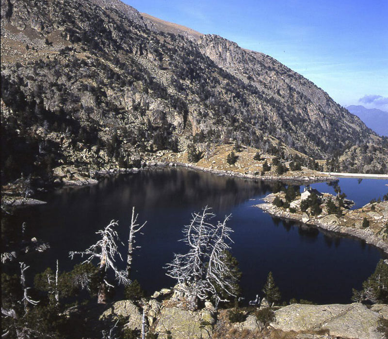 Vista de l’Estany Tort de Peguera y el refugio Josep Maria Blanc. Generalitat de Catalunya