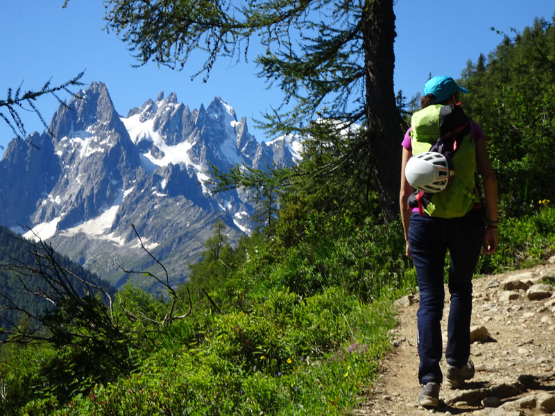 Realizando senderismo en los Alpes Franceses