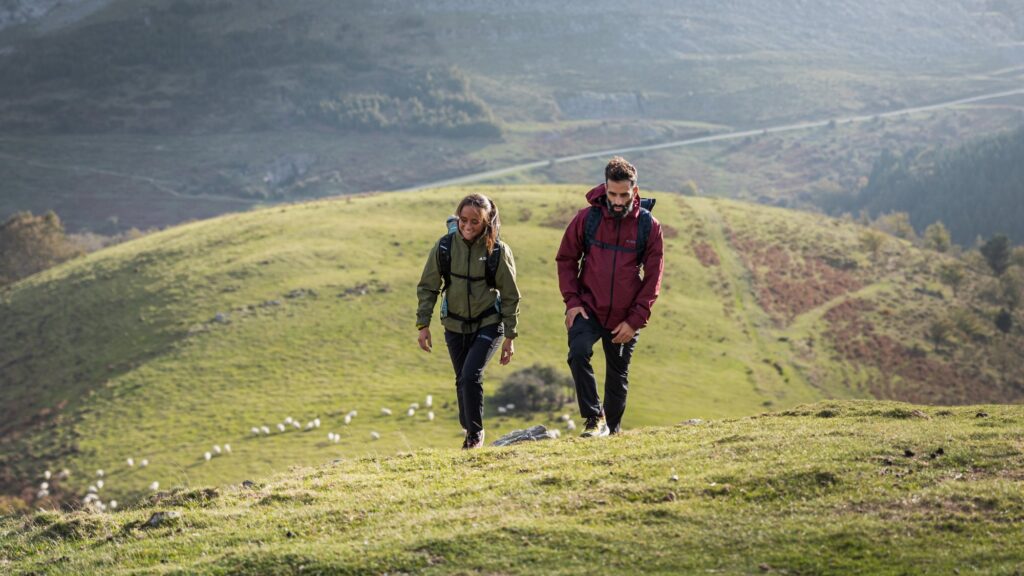 Pantalones largos de trekking para hombre: comodidad y resistencia en la  naturaleza.