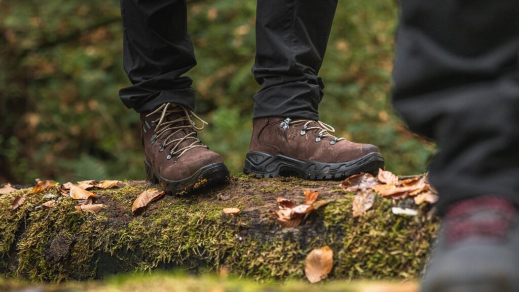 Cerrar senderismo hombre con botas de trekking caminando en el