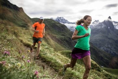 Corredores de Trail por sendero en Alpes