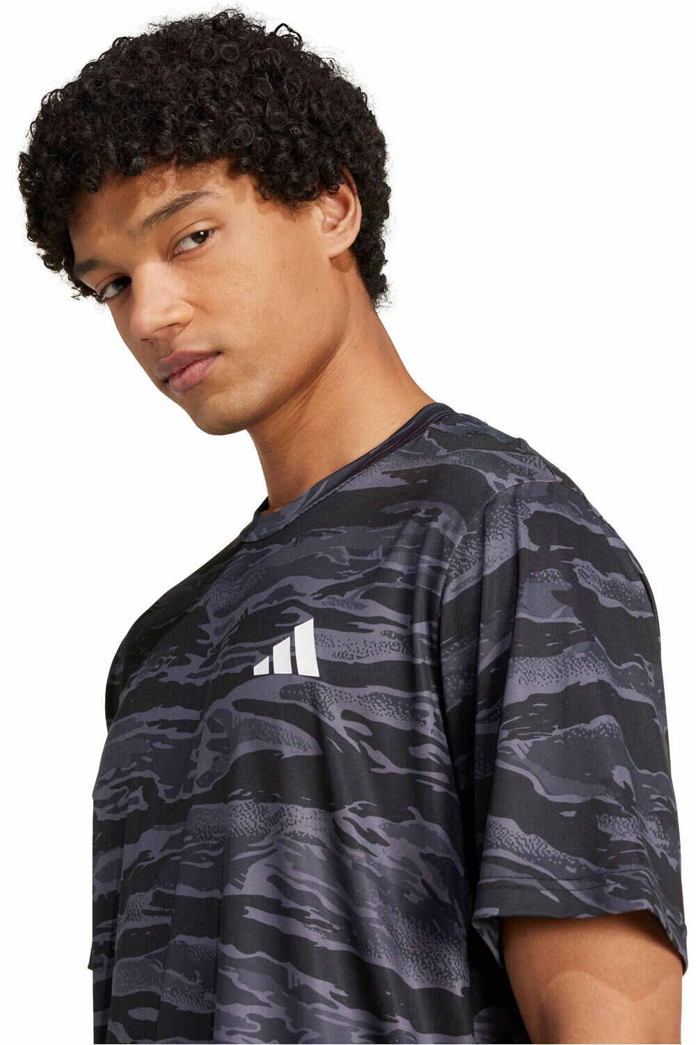 adidas camiseta fitness hombre CAMO AOP TEE vista detalle