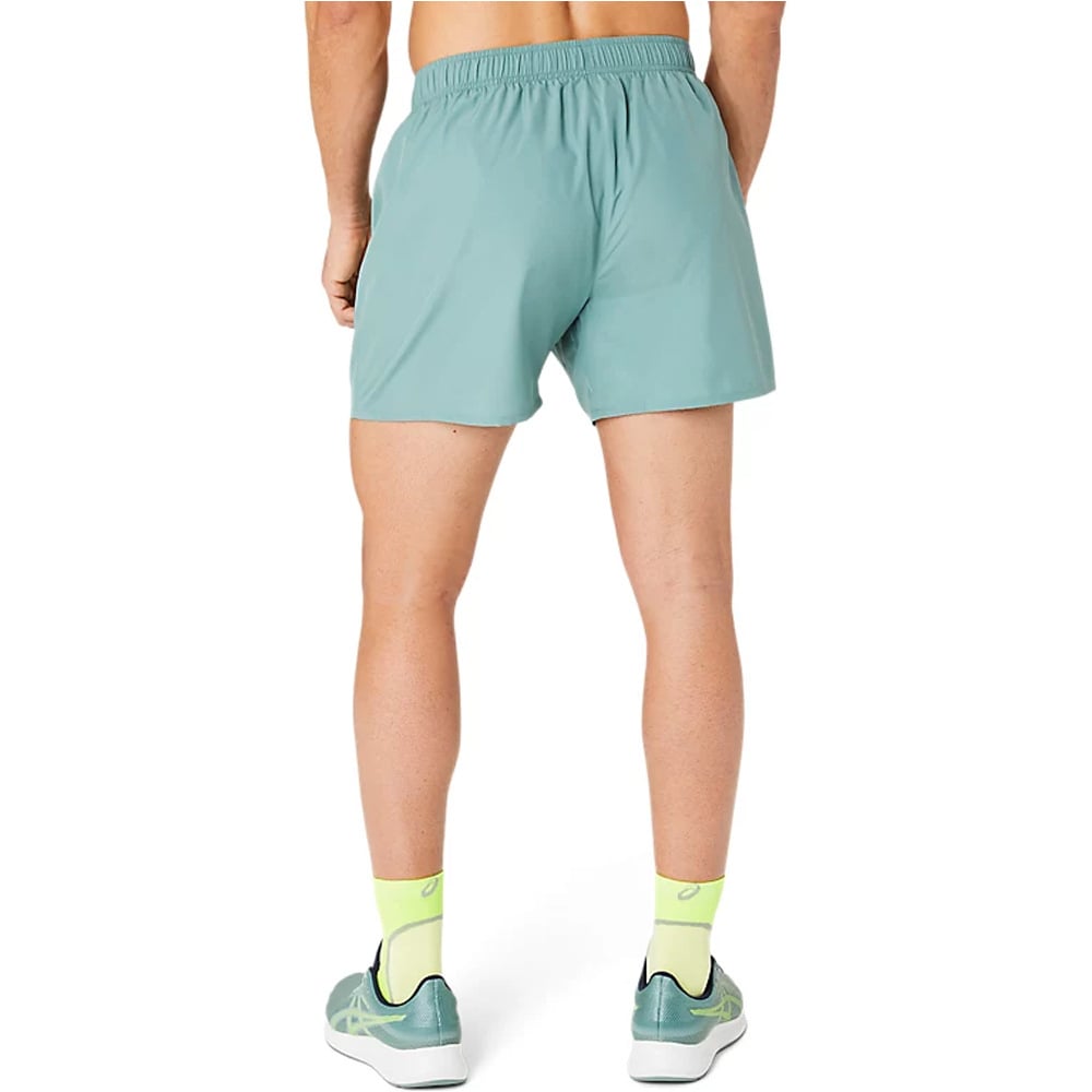 Asics pantaloneta técnica hombre CORE 5IN SHORT vista trasera