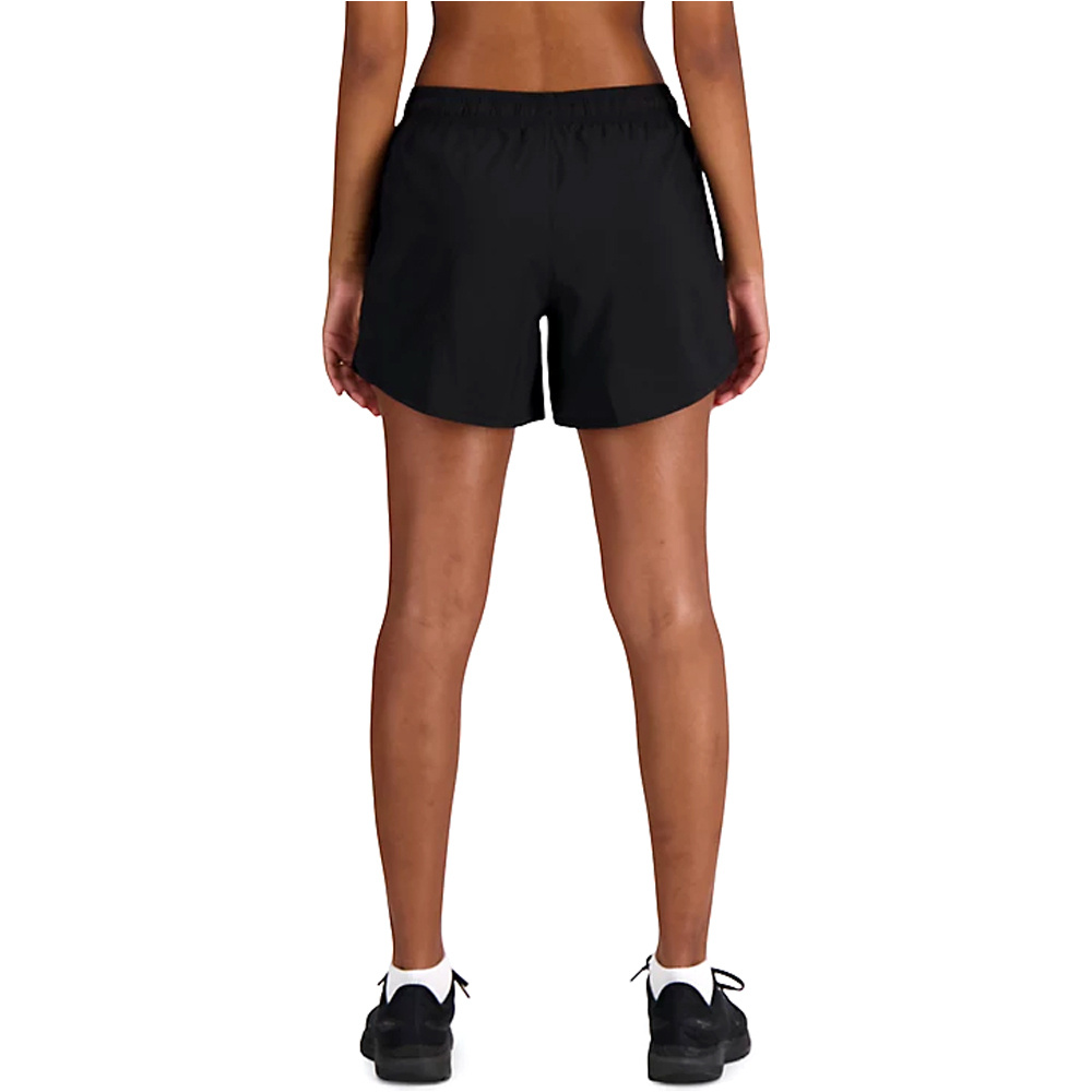 New Balance pantalón running mujer Sport Essentials Short 5 vista trasera