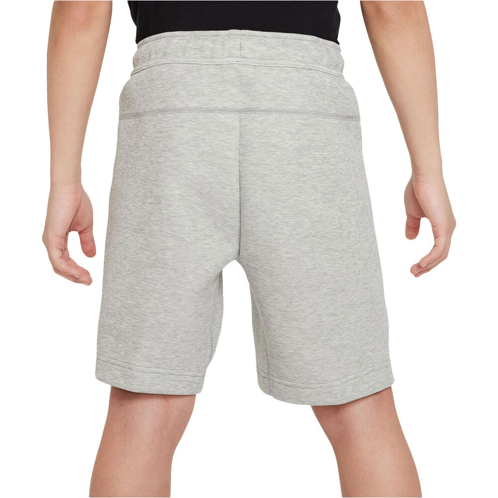 Nike bermuda niño B NSW TECH FLC SHORT vista trasera