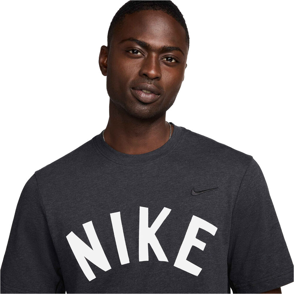 Nike camiseta fitness hombre M NK DF PRIMARY SWOOSH TOP SS vista detalle