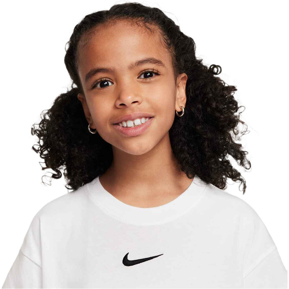 Nike camiseta manga corta niña G NSW TEE BOY ESSNTL LBR vista detalle