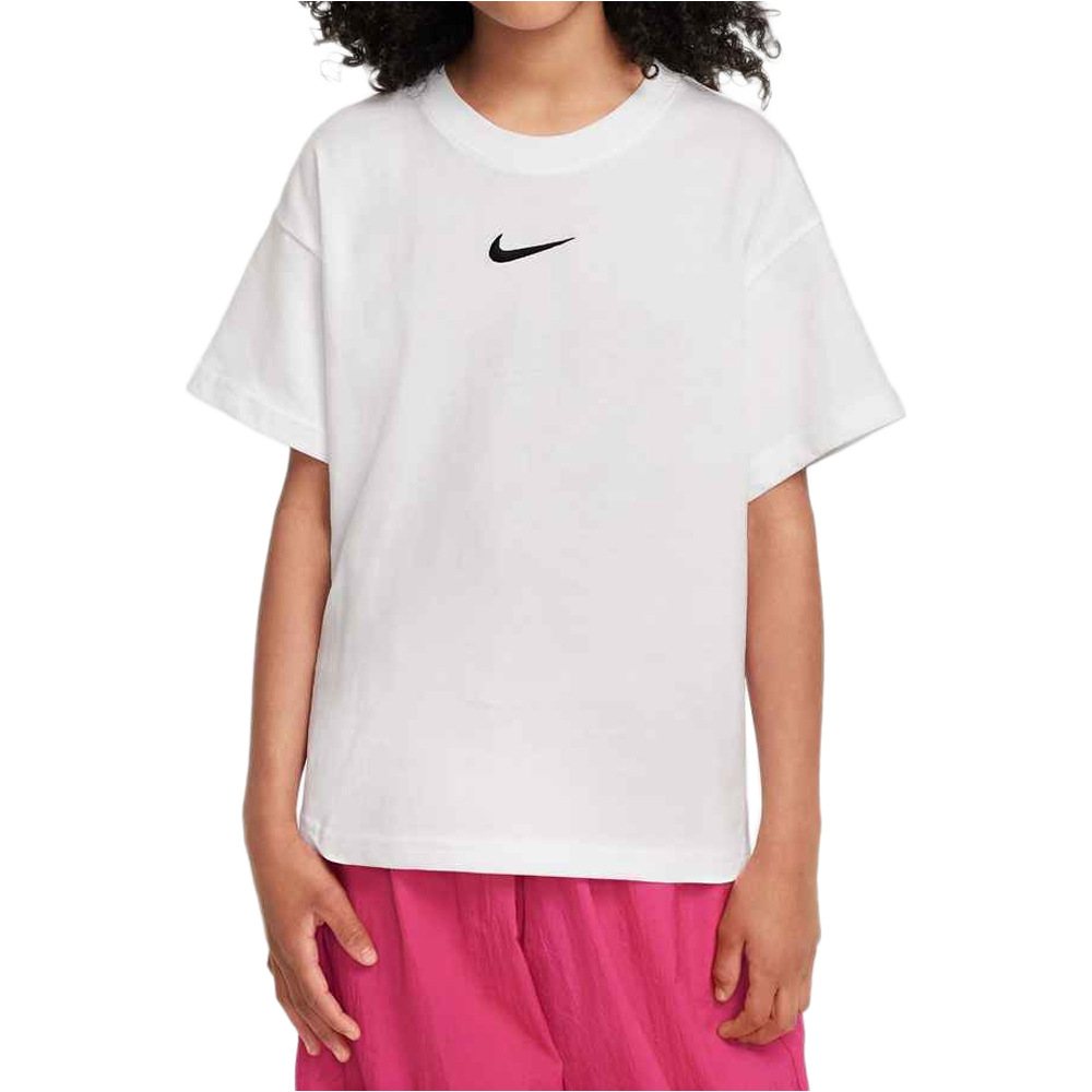 Nike camiseta manga corta niña G NSW TEE BOY ESSNTL LBR vista frontal