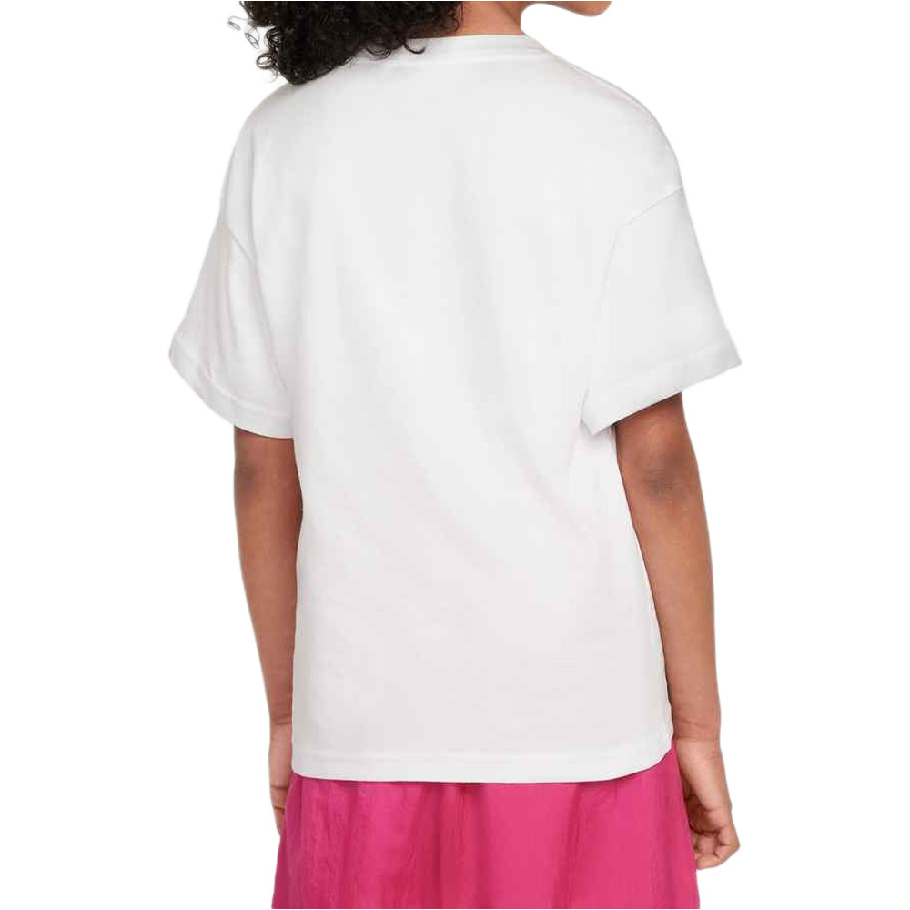 Nike camiseta manga corta niña G NSW TEE BOY ESSNTL LBR vista trasera