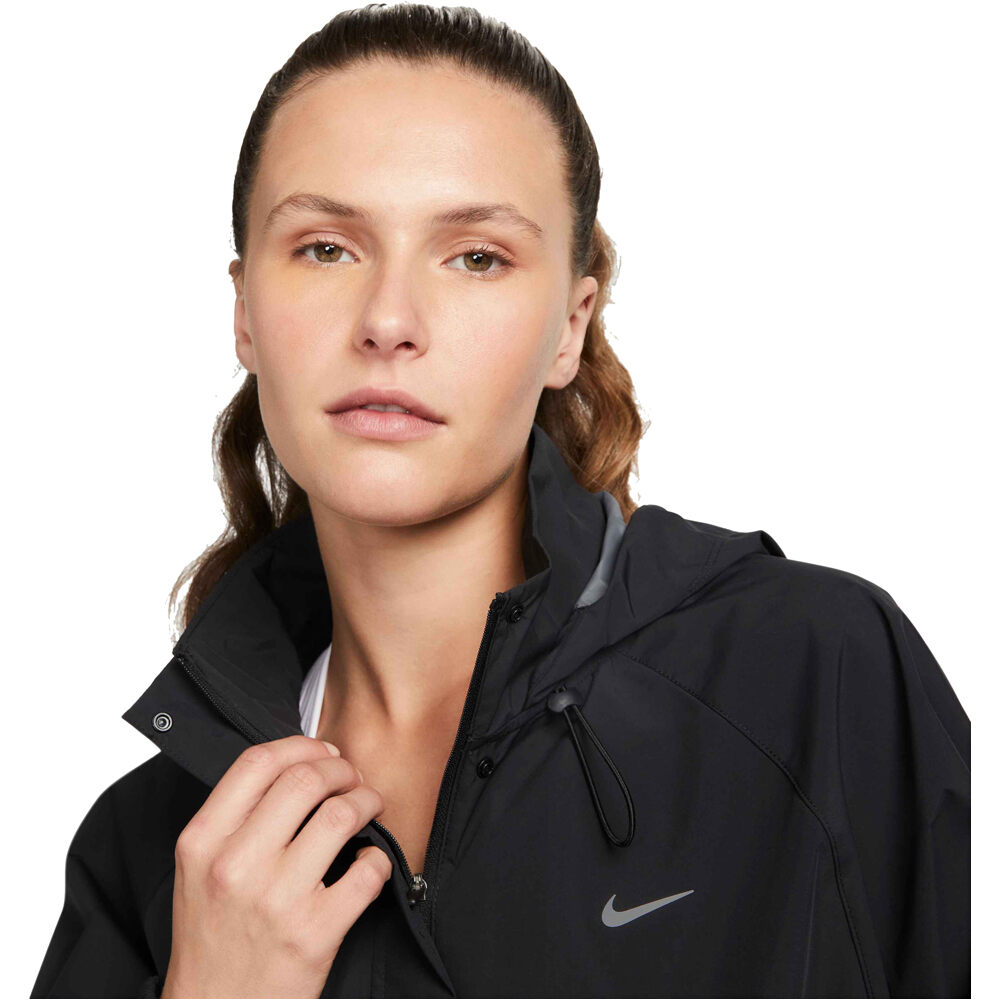 Nike CHAQUETA RUNNING MUJER W NK SWIFT SF JKT vista detalle