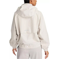 Nike CHAQUETA RUNNING MUJER W NK SWIFT SF JKT vista trasera