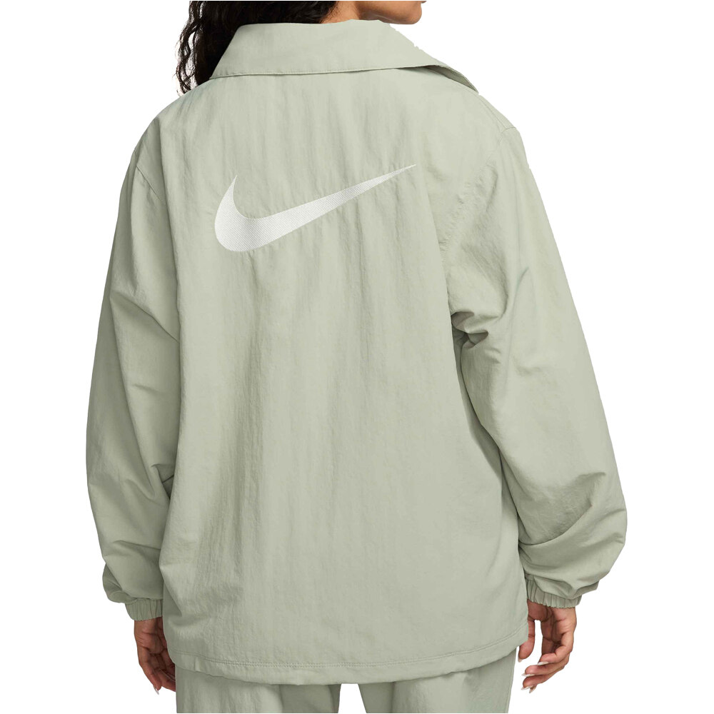 Nike chaquetas mujer W NSW ESSTL WVN UV HBR CCH JKT vista trasera