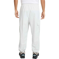 Nike pantalón hombre M NK CLUB WVN CARGO PANT vista trasera