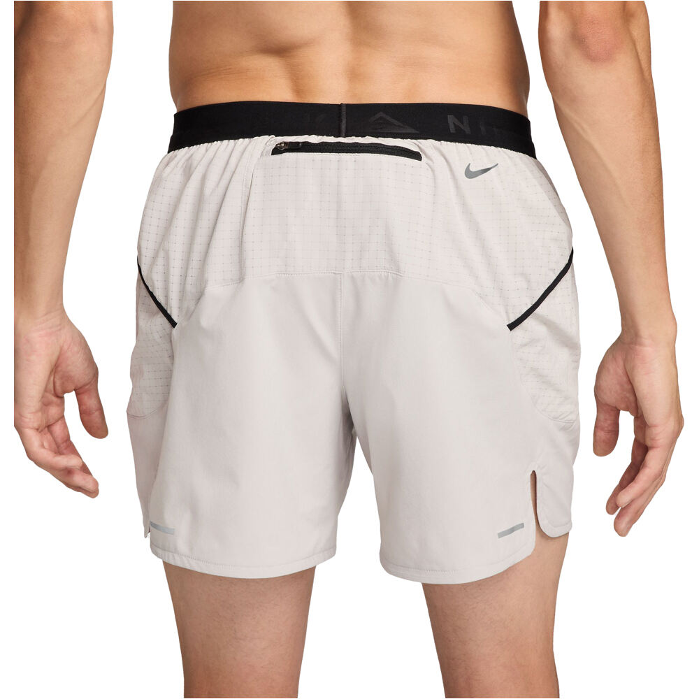 Nike pantalón running hombre M NK DF SECONDSUNRISE 5BF SHRT vista trasera