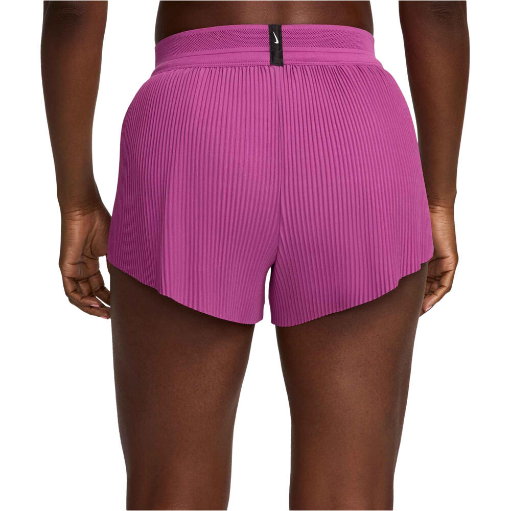 Nike pantalón running mujer W NK ARSWFT DFADV MR 3IN SHORT vista trasera