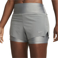 Nike pantalón running mujer W NK SWIFT DF MR 3IN 2N1 SHORT vista frontal