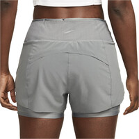 Nike pantalón running mujer W NK SWIFT DF MR 3IN 2N1 SHORT vista trasera