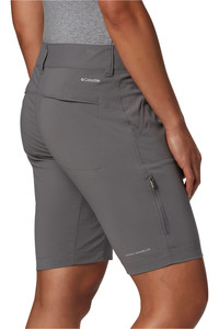 Columbia pantalón corto montaña mujer Saturday Trail  Long Short vista trasera