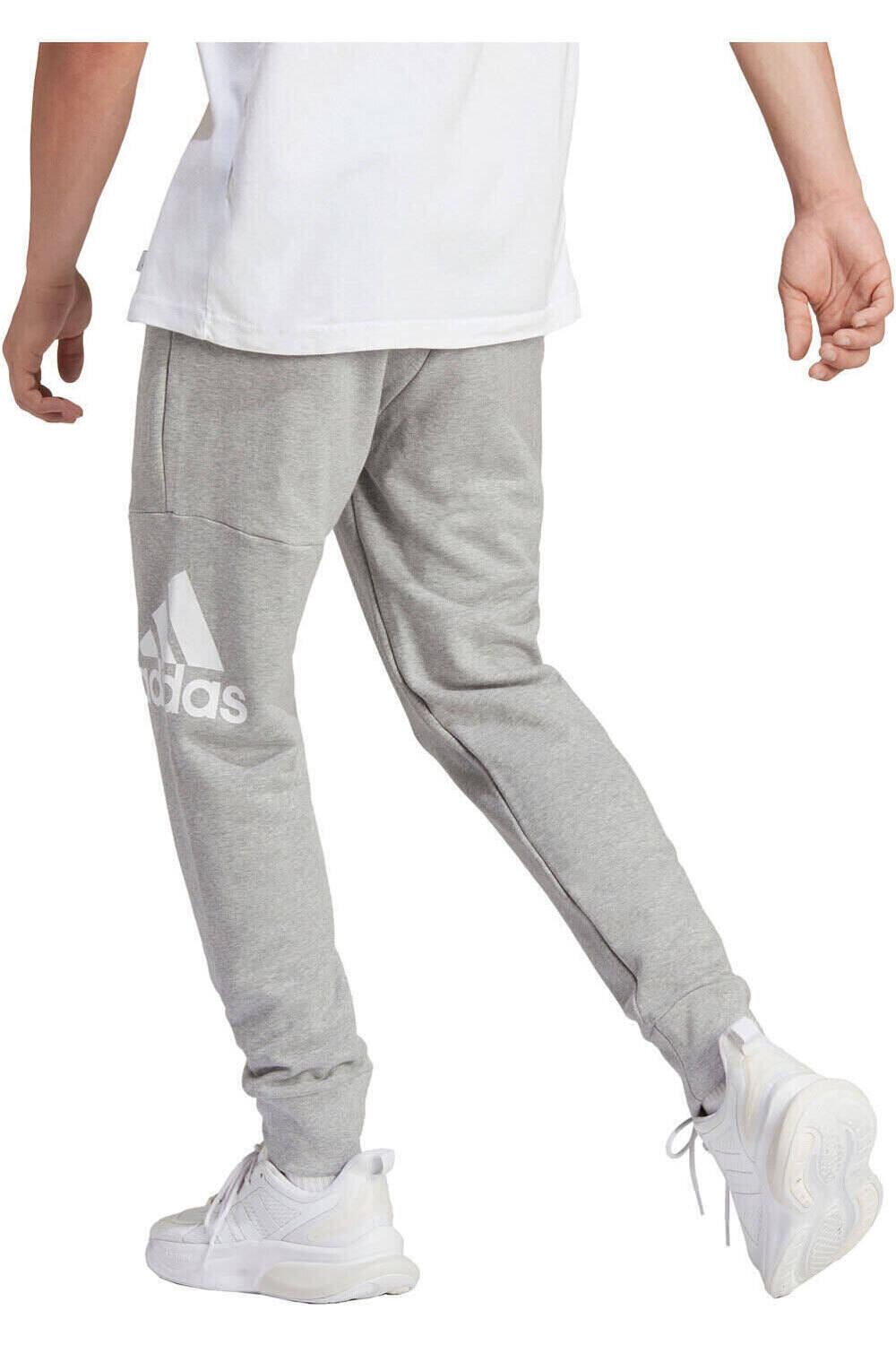 adidas pantalón hombre Essentials French Terry Tapered Cuff Logo vista frontal