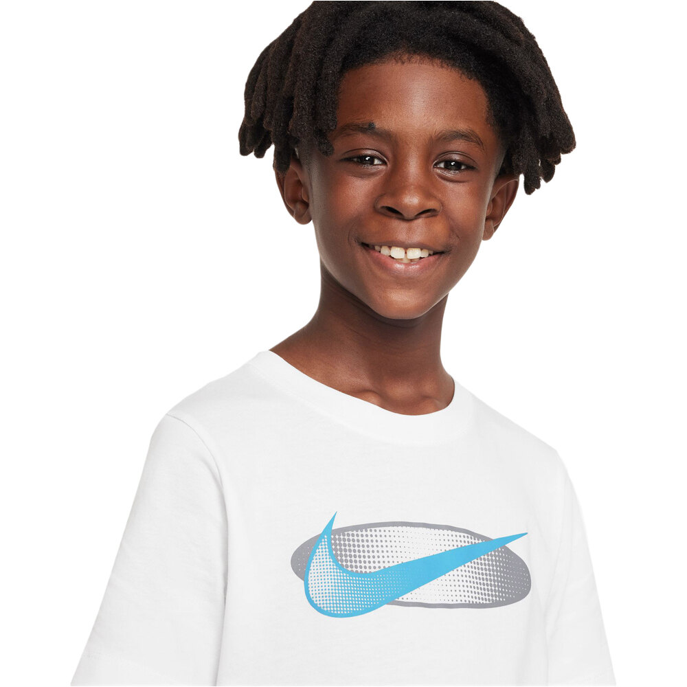 Nike camiseta manga corta niño U NSW TEE CORE BRANDMARK 2 vista detalle